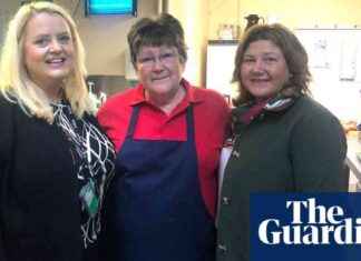 Dinner Lady Honored by Jamie Oliver After 40 Years at Oldham School news-04102024-210923