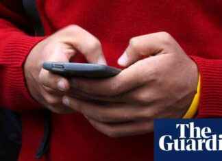 Limiting Smartphone Use: UK Parents Unite to Delay Access Until Age 14 news-07102024-092519