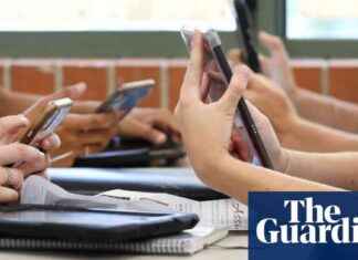 expert-calls-for-europe-to-ban-phones-in-schools